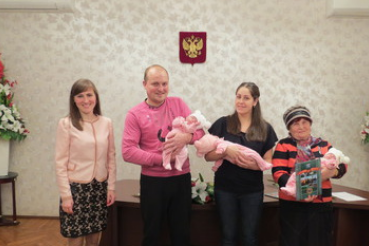 Чествование семьи Бабак  с рождением тройни в Выборгском районе Ленинградской области