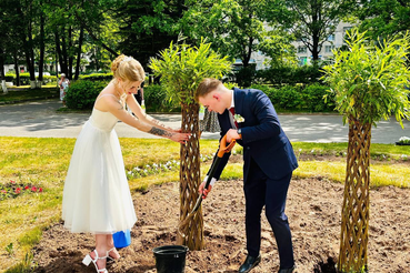 Старт новой семейной жизни: молодожены посадили дерево как символ  любви и верности!